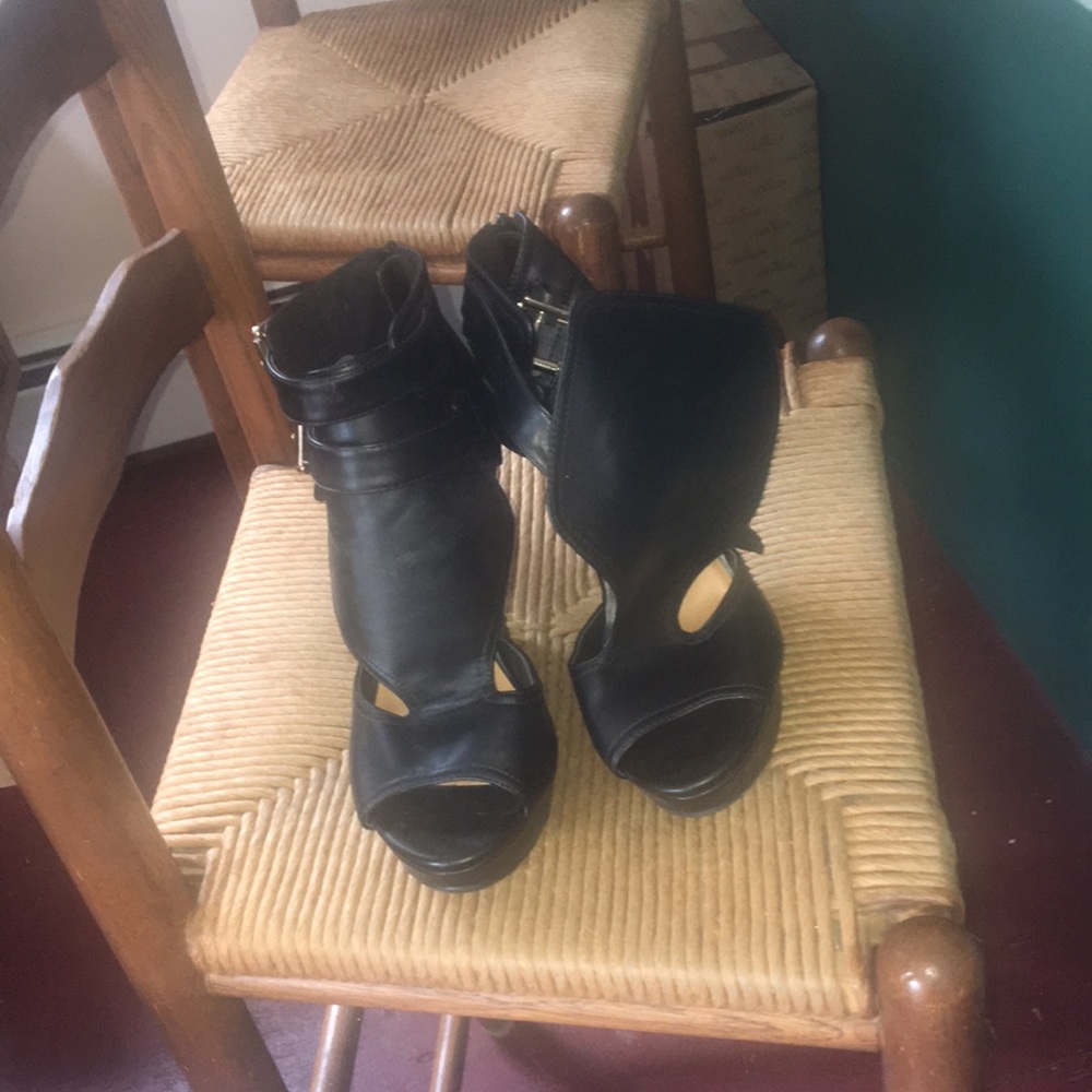 Black wedges